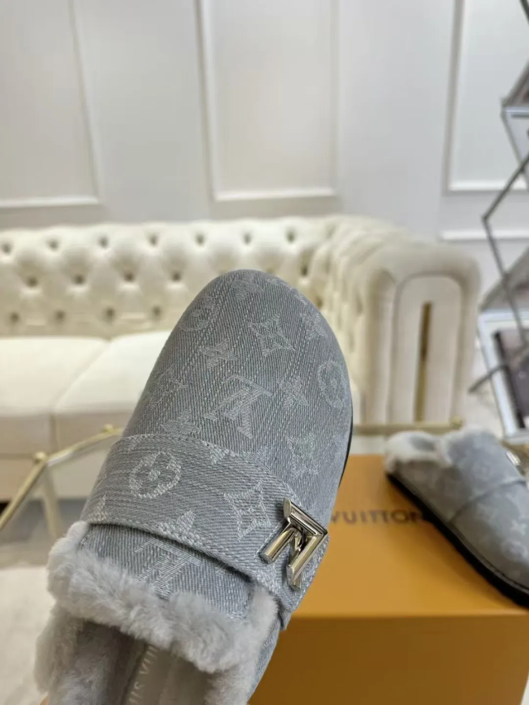 p600✨ LV Couple’s Wool Slippers｜Full of high-end feel, the soles of your feet are luxurious✨ We have achieved the ultimate restoration of the "higher version" of this pair of LV classic toe-toe slippers! 👫💫 🌟 The core advantages are clear at a glance: ✔️ Original jacquard + cowhide fabric, delicate texture, high-end at first glance; ✔️ 280% pure wool lining, wearing barefoot is like stepping on clouds ☁️, soft and skin-friendly and not sweaty; ✔️ Non-slip rubber bottom + three-dimensional toe design, super stable for walking, fashionable and practical!  👀 Must-have attention to detail: Belt buckle + classic LV presbyopic elements, revealing the aura of a big-name brand in a low-key manner ~ Whether it is a couple dating or a trip with besties, both of them are the focus when they go out👟💖 ✨ Easily match the wardrobe: jeans + sweaters, lazy and casual style ✔️ Coat + skirt, refined and elegant ✔️ One pair of shoes can handle a variety of styles, and the sense of luxury is never artificial ~ #LV slippers #couple outfit #High-End Customization #Quality Shoes Recommendation Fabric: Yangjing/classic jacquard fabric Lining: Imported wool lining Sole: Original rubber sole Size: Female 35-41 Male 38-46